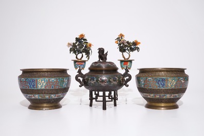 Een Japanse champlev&eacute; bronzen wierookbrander, een paar urnes en twee boompjes in half-edelsteen, Meiji, 19/20e eeuw