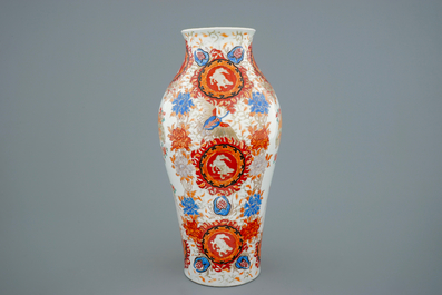 Un vase et un pr&eacute;sentoir en porcelaine Kutani de Japon, Meiji, 19&egrave;me