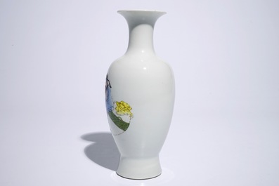 Un vase en porcelaine de Chine famille rose, marque de Hongxian, 20&egrave;me
