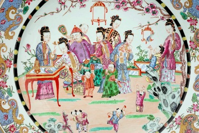 Un tr&egrave;s grand plat en porcelaine de style famille rose, Samson, Paris, 19&egrave;me