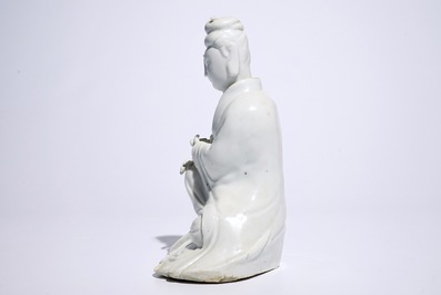Een Chinese Dehua blanc de Chine Guanyin, 18/19e eeuw