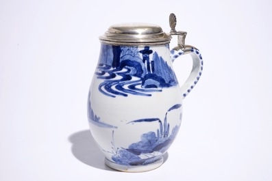 Une chope en porcelaine Arita de Japon bleu et blanc avec un couvercle en argent hollandais, Edo, 17&egrave;me