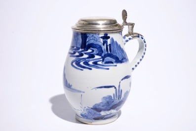 A blue and white Japanese Arita tankard with Dutch silver cover, Edo, 17th C.