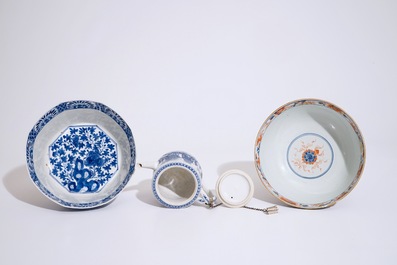 Un bol octogonal et une th&eacute;i&egrave;re en porcelaine de Chine bleu et blanc, avec un bol de style Imari, 18/19&egrave;me