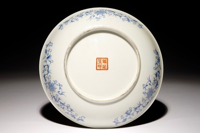 Un plat en porcelaine de Chine famille rose aux enfants jouants, R&eacute;publique, 20&egrave;me