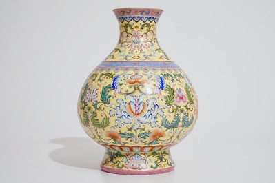 Un vase en porcelaine de Chine famille rose sur fond jaune sgraffiato de style imp&eacute;rial, 20&egrave;me