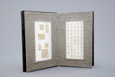Un livre en bois compos&eacute; de plaques de jade blanc grav&eacute;es aux textes et sceaux, Chine, 20&egrave;me