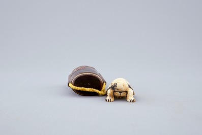 Een Japanse gelakte inro met schildpad netsuke in ivoor, Meiji, 19e eeuw