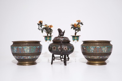 Een Japanse champlev&eacute; bronzen wierookbrander, een paar urnes en twee boompjes in half-edelsteen, Meiji, 19/20e eeuw