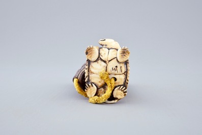 Een Japanse gelakte inro met schildpad netsuke in ivoor, Meiji, 19e eeuw