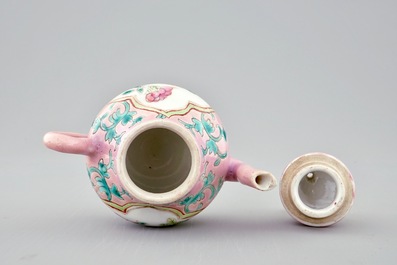 Een ongewone Chinese miniatuur theepot met roze fondkleur, 19e eeuw
