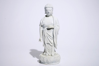 Un mod&egrave;le de Bouddha debout en blanc de Chine de Dehua, marque sur le dos, Kangxi