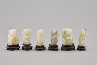 Tien diverse kleine jade sculpturen op houten sokkels, 19/20e eeuw