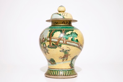 Un vase de forme balustre en porcelaine de Chine famille verte sur fond jaune, 19&egrave;me