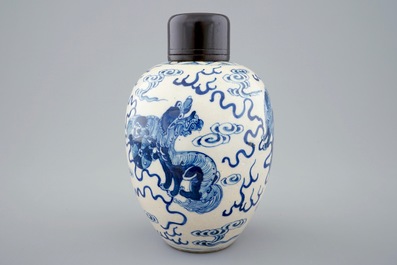 Een Chinese blauw-witte soft paste gemberpot met houten deksel, 19e eeuw