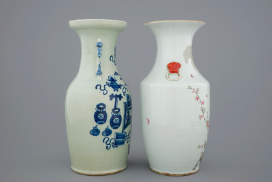Deux vases en porcelaine de Chine famille rose et bleu et blanc sur fond c&eacute;ladon, 19/20&egrave;me