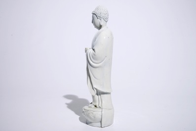 Un mod&egrave;le de Bouddha debout en blanc de Chine de Dehua, marque sur le dos, Kangxi