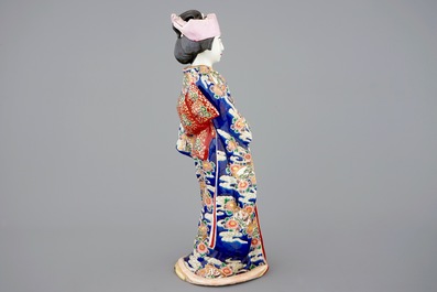 Een grote Japanse Kutani figuur van een bijin, Meiji, 19e eeuw