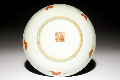 Une assiette en porcelaine de Chine famille rose &agrave; d&eacute;cor d'un gar&ccedil;on avec deux poules, marque de Jiaqing, 19&egrave;me