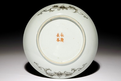 Une assiette en porcelaine de Chine Dayazhai &agrave; d&eacute;cor en grisaille sur fond jaune, 19&egrave;me