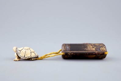 Een Japanse gelakte inro met schildpad netsuke in ivoor, Meiji, 19e eeuw