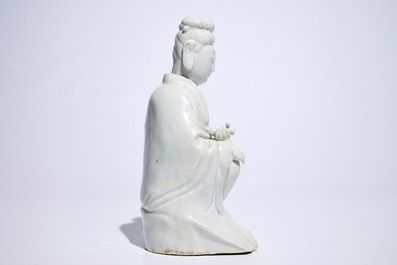 Een Chinese Dehua blanc de Chine Guanyin, 18/19e eeuw
