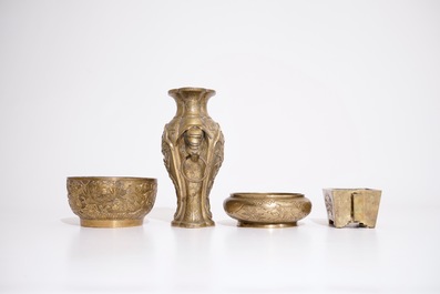 Drie Chinese bronzen kommen of wierookbranders en een vaas, 19/20e eeuw