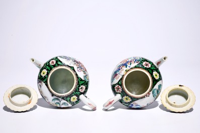 Une paire de th&eacute;i&egrave;res sur supports en porcelaine de Chine famille noire, Yongzheng