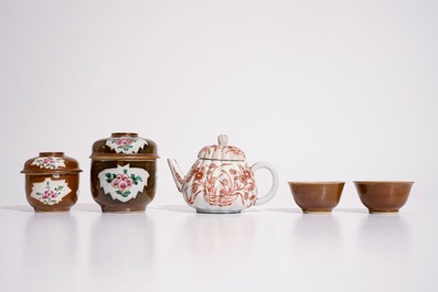 Deux bols couverts, deux tasses et soucoupes en porcelaine de Chine sur fond capucin, et une th&eacute;i&egrave;re en Imari de Japon, 18&egrave;me