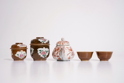 Deux bols couverts, deux tasses et soucoupes en porcelaine de Chine sur fond capucin, et une th&eacute;i&egrave;re en Imari de Japon, 18&egrave;me