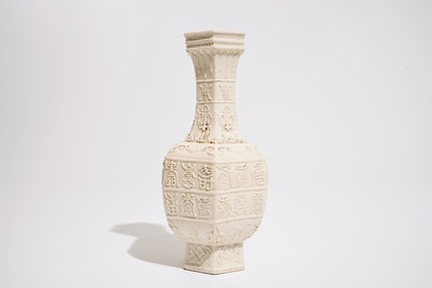 Een Chinese monochrome witte vaas met reli&euml;fdecor van karakters, 19e eeuw