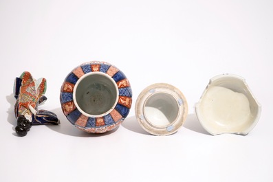Un vase sur socle en porcelaine Imari et un mod&egrave;le d'une bijin en porcelaine Kutani, Japon, Meiji, 19&egrave;me