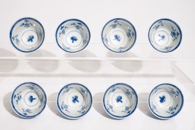 Een set van acht Chinese blauw-witte koppen en schotels, 19e eeuw