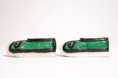 Une paire de lave-pinceaux en forme de chaussures en biscuit &eacute;maill&eacute; vert, Chine, Kangxi