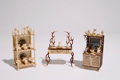 Een collectie miniatuur poppenhuis meubilair in been, Frankrijk, 19e eeuw