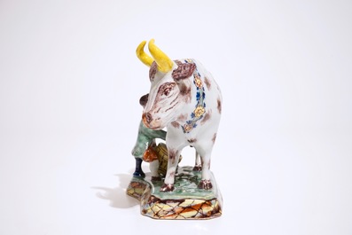 Un groupe d'une vache et un fermier en fa&iuml;ence de Delft polychrome, 18&egrave;me