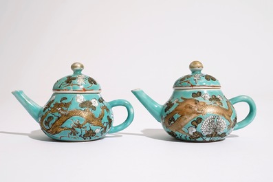 Une paire de th&eacute;i&egrave;res miniatures en porcelaine de Chine de style Dayazhai, 19&egrave;me