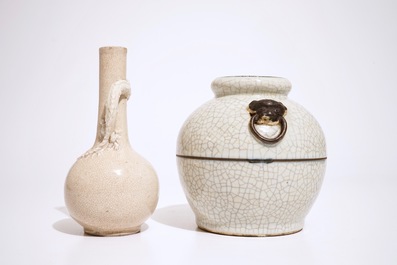 Twee Chinese monochrome vazen met craquel&eacute; glazuur, 19e eeuw