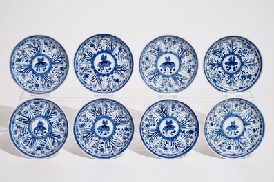 Un ensemble de huit tasses et soucoupes en porcelaine de Chine bleu et blanc, 19&egrave;me