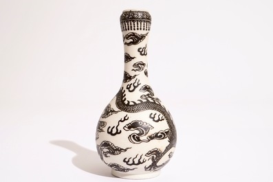 Un vase en biscuit &eacute;maill&eacute; noir &agrave; d&eacute;cor d'un dragon, marque de Xuande, 18/19&egrave;me