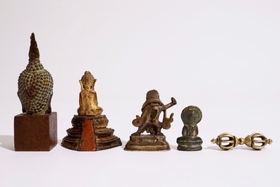 Een collectie kleine bronzen votieve beeldjes, India, Nepal, Tibet, Japan, 18/20e eeuw