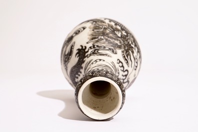 Un vase en biscuit &eacute;maill&eacute; noir &agrave; d&eacute;cor d'un dragon, marque de Xuande, 18/19&egrave;me