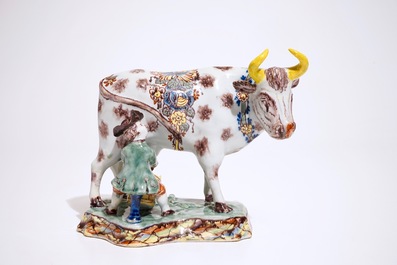 Een polychrome Delftse groep van een koe met melker, 18e eeuw