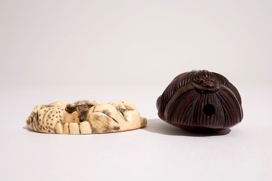 Twee gesigneerde Japanse netsuke in hout en ivoor, Meiji of Taisho, 19/20e eeuw