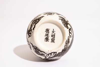 Een Chinese zwart-ge&euml;mailleerde biscuit vaas met een draak, Xuande merk, 18/19e eeuw