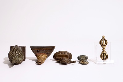 Une collection de petites figures en bronze, Inde, N&eacute;pal, Tibet, Japon, 18/20&egrave;me