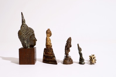 Une collection de petites figures en bronze, Inde, N&eacute;pal, Tibet, Japon, 18/20&egrave;me