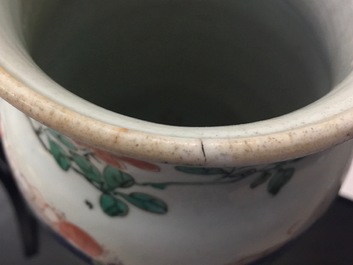 Un grand vase en porcelaine de Chine wucai, &eacute;poque Transition