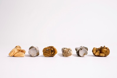 Six netsuke en ivoire et porcelaine, Japon, Meiji/Taisho, 19/20&egrave;me