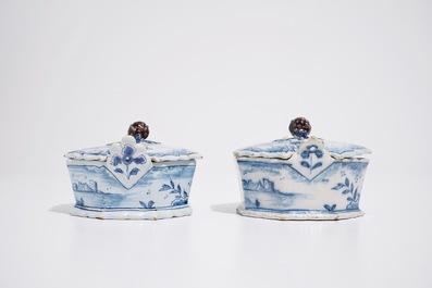 Une paire de beurriers en fa&iuml;ence de Delft bleu et blanc aux prises en forme de m&ucirc;res, 18&egrave;me